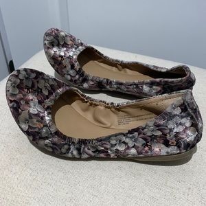 Mossimo Supply Co. olive, purple floral velvet flats. Size 7.5